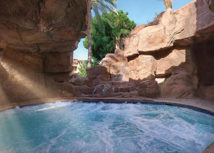 Enjoy Two Outdoor Pools In Setting 1bd Holiday home